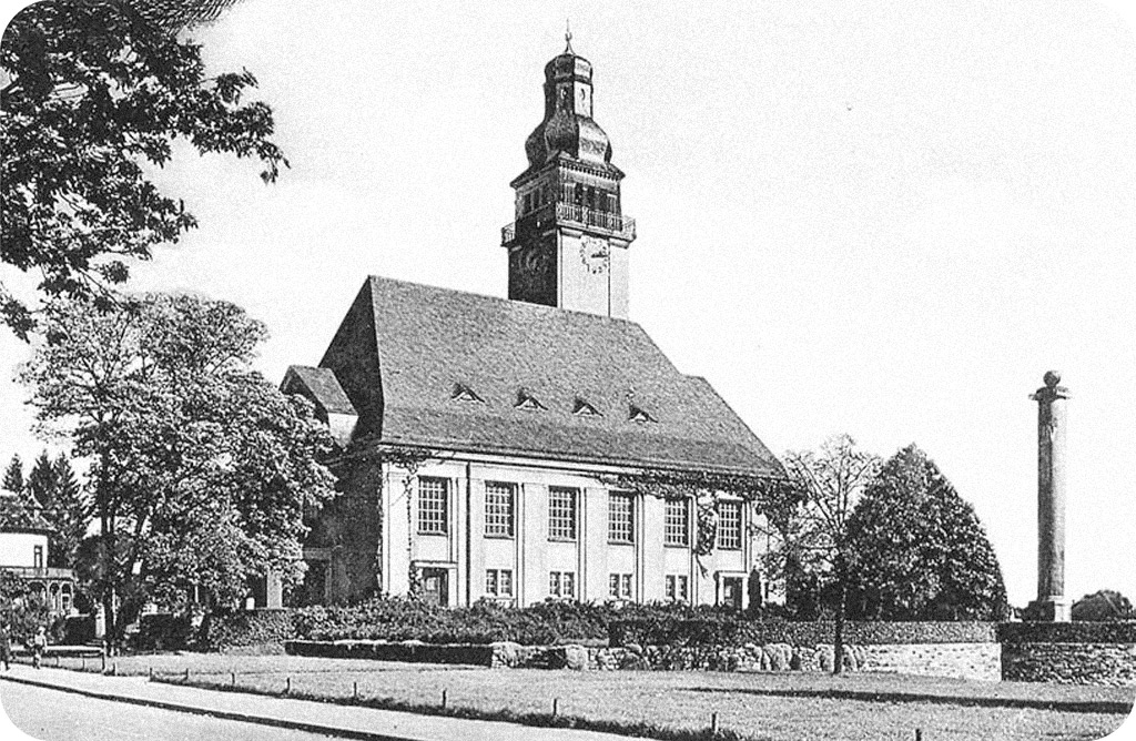 04 Evangelische Kirche Und Ehrenmal Saeule